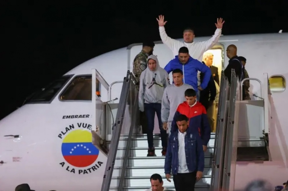 Venezuela recibe a los primeros migrantes deportados bajo el gobierno de Trump