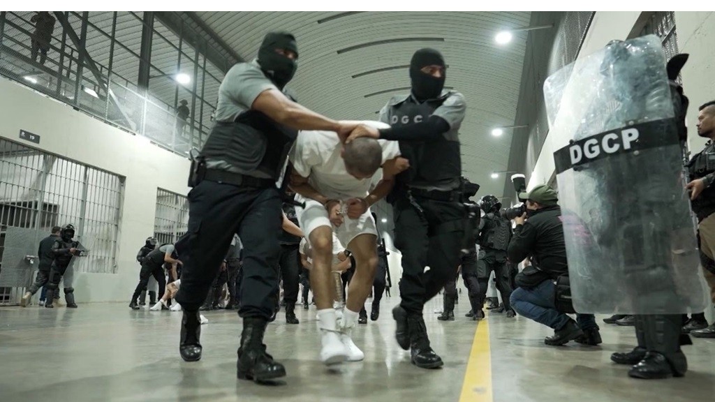 Bukele recibe a 238 miembros del Tren de Aragua expulsados por EE.UU.