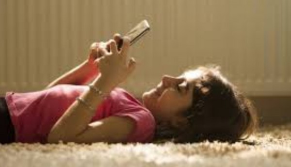 Niña muere electrocutada por usar su celular mientras cargaba