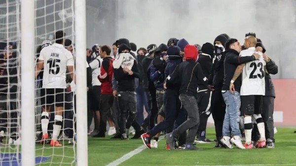 Tragedia en el Monumental: Dos jóvenes fallecen en estampida antes de partido de Colo Colo en Copa Libertadores