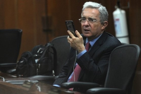 "Esta llamada la están oyendo esos hptas": El audio viral de Uribe que hoy es prueba en su contra