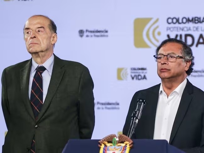Álvaro Leyva cuestiona la salud mental del presidente Gustavo Petro en una nueva carta