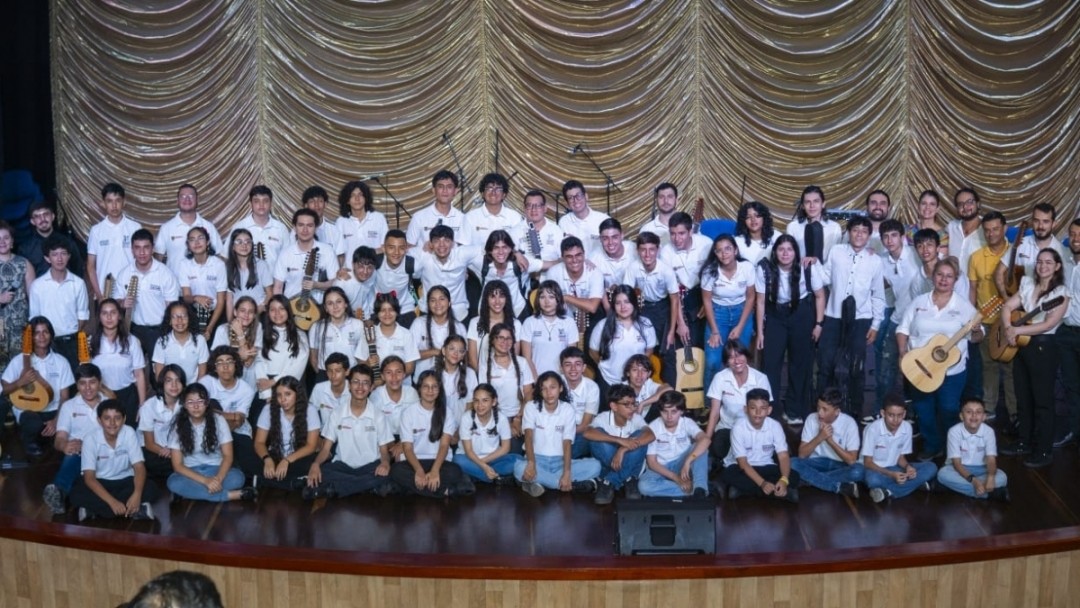 La muestra de la escuela de formación de cuerdas pulsadas en el Teatro Santiago Londoño, se vivió con talento y emoción