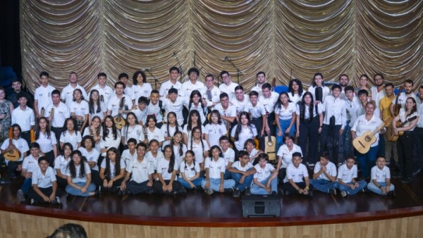 La muestra de la escuela de formación de cuerdas pulsadas en el Teatro Santiago Londoño, se vivió con talento y emoción