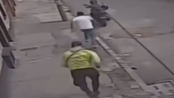 Ni amarrarse los cordones es seguro: hombre fue robado en segundos en Tunjuelito