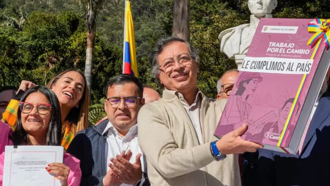 Petro sanciona la Reforma Laboral