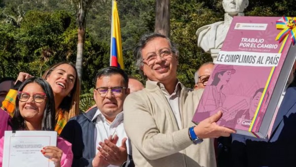 Petro sanciona la Reforma Laboral