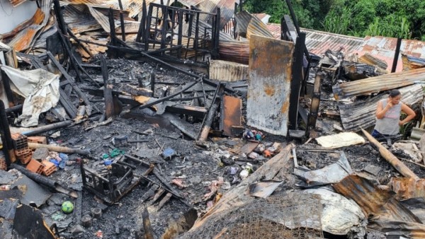 Son 20 familias afectadas con 25 animales de compañía por incendio en Villa Santana, 13 viviendas incineradas y 5 más co