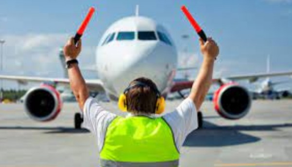 Hombre muere al ser succionado por la turbina de un avión