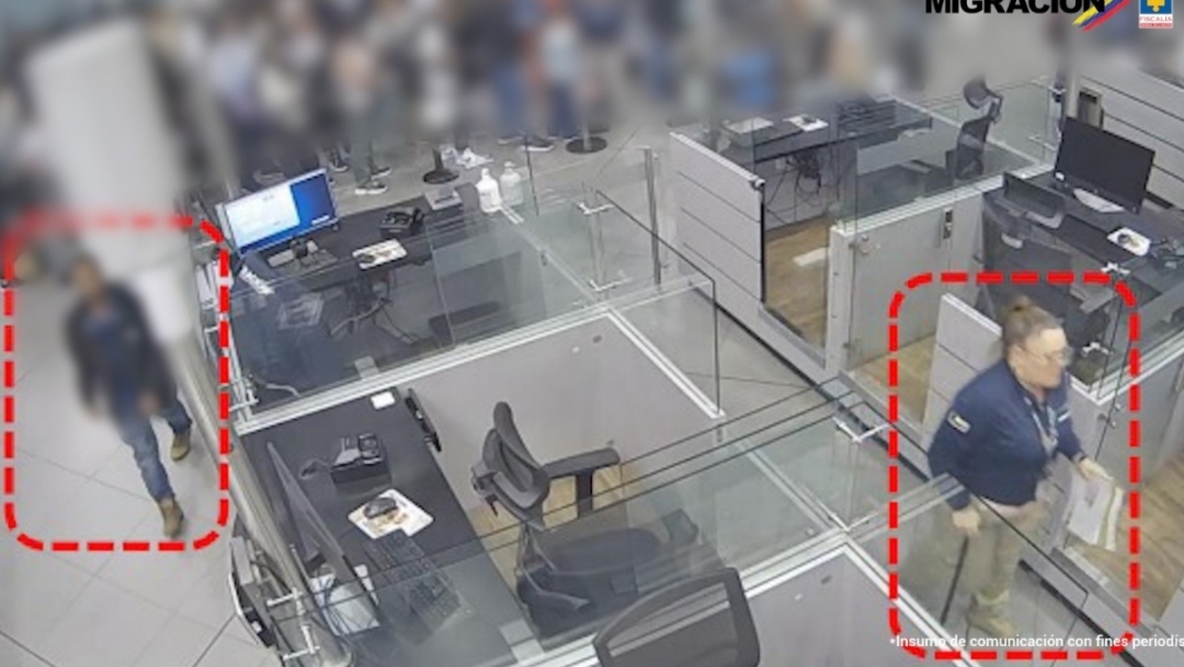 Condenada funcionaria de Migración Colombia por cobrar dinero a viajeros en el aeropuerto El Dorado