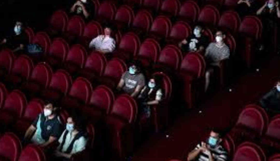 Fue a cine y terminó siendo el muerto de la película