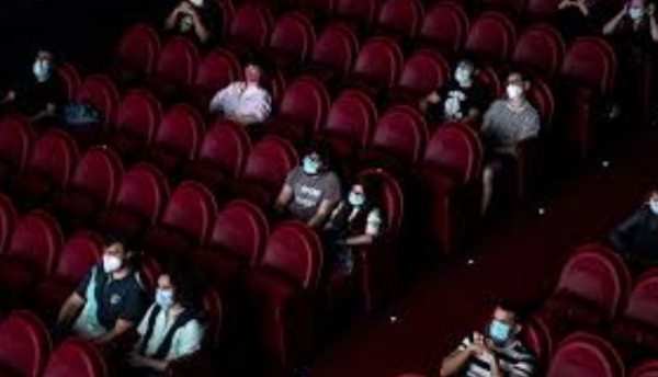 Fue a cine y terminó siendo el muerto de la película