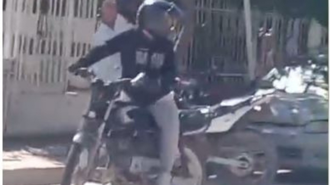 Ladrón es capturado en plena huida tras fallar su motocicleta en Santa Marta