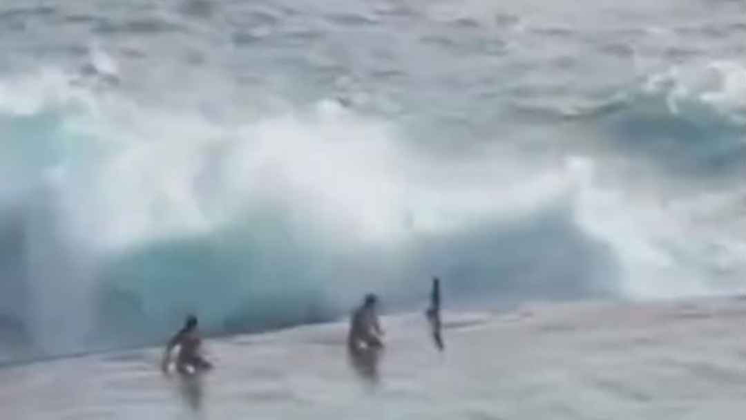 Tragedia en Canarias: turistas mueren arrastrados por ola en Isla Cangrejo