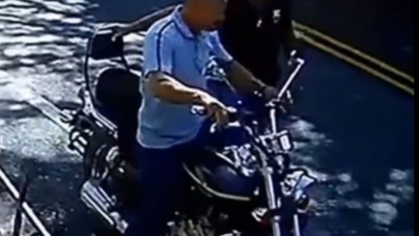 Deslizamiento en Dabeiba: video muestra momento en que roca casi aplasta a dos