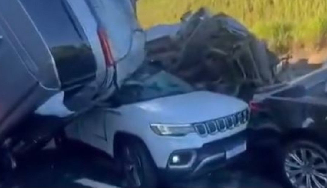 Choque múltiple con 10 vehículos paraliza la BR-101 en Brasil