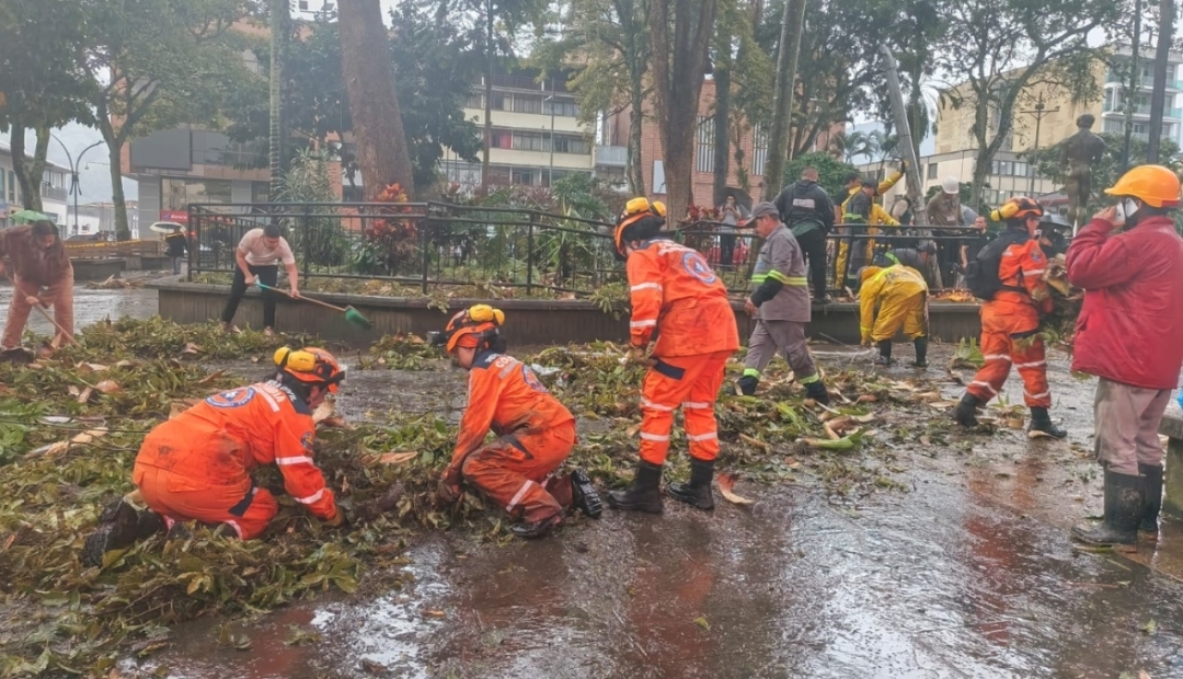 Aguacero y vendaval provocaron emergencias en Calarcá y Armenia