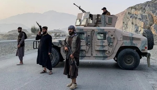 Pakistán declara “guerra abierta” contra Afganistán tras bombardeos