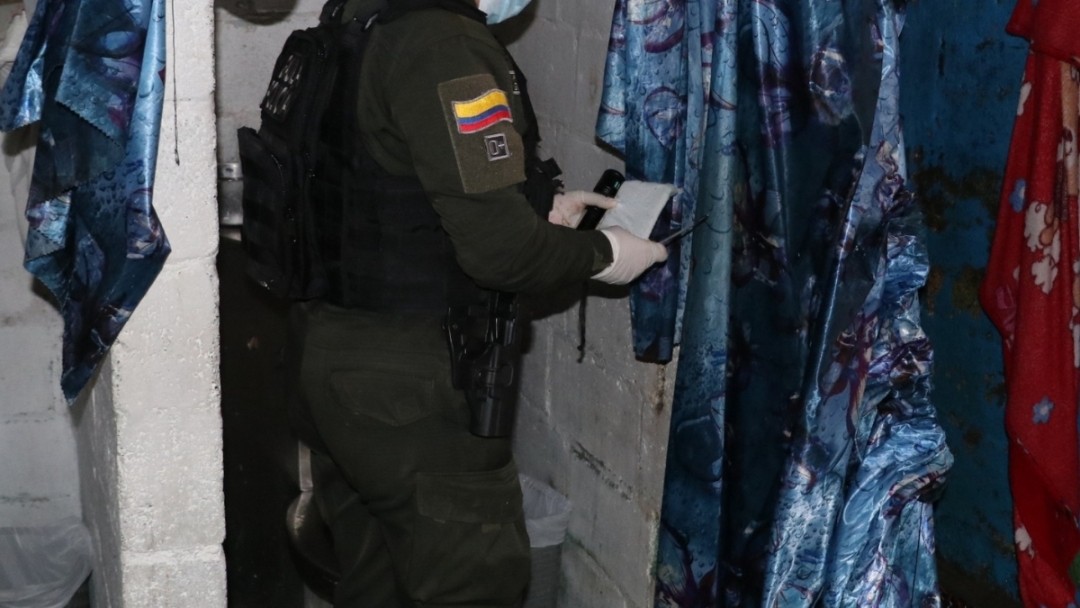 Incautan 16 celulares, drogas y armas blancas en intervención preventiva