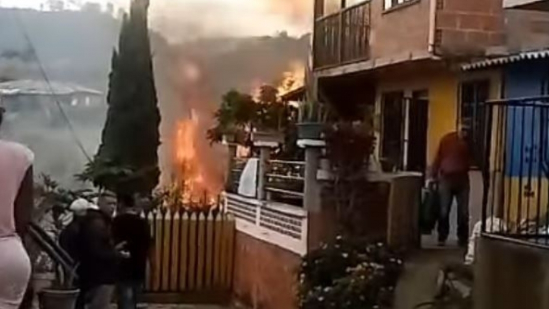 Incendio estructural arrasa viviendas en Villasantana, Pereira