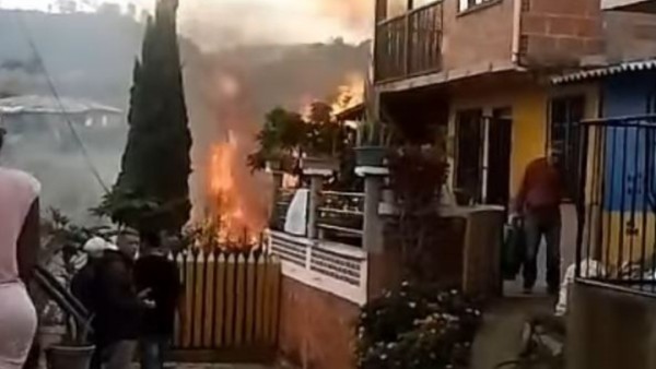 Incendio estructural arrasa viviendas en Villasantana, Pereira