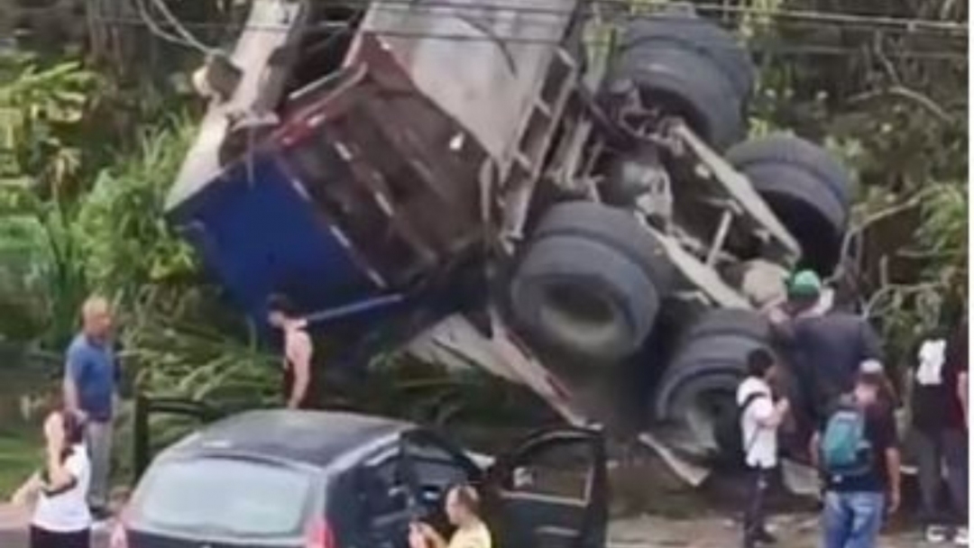 Camión recolector de basura cayó al río Otún en Pereira; cámaras captaron el momento