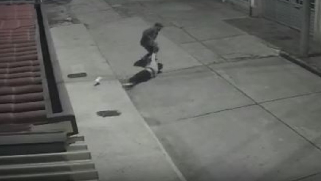 Delincuente arrastró a una mujer para robarla en calle de Engativá