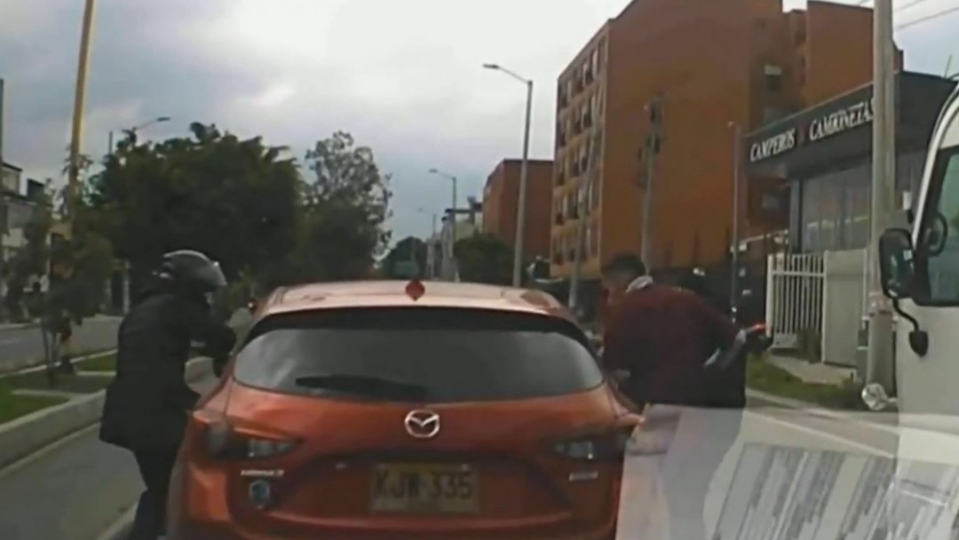 Aterrador atraco armado en semáforo de Bogotá quedó en video