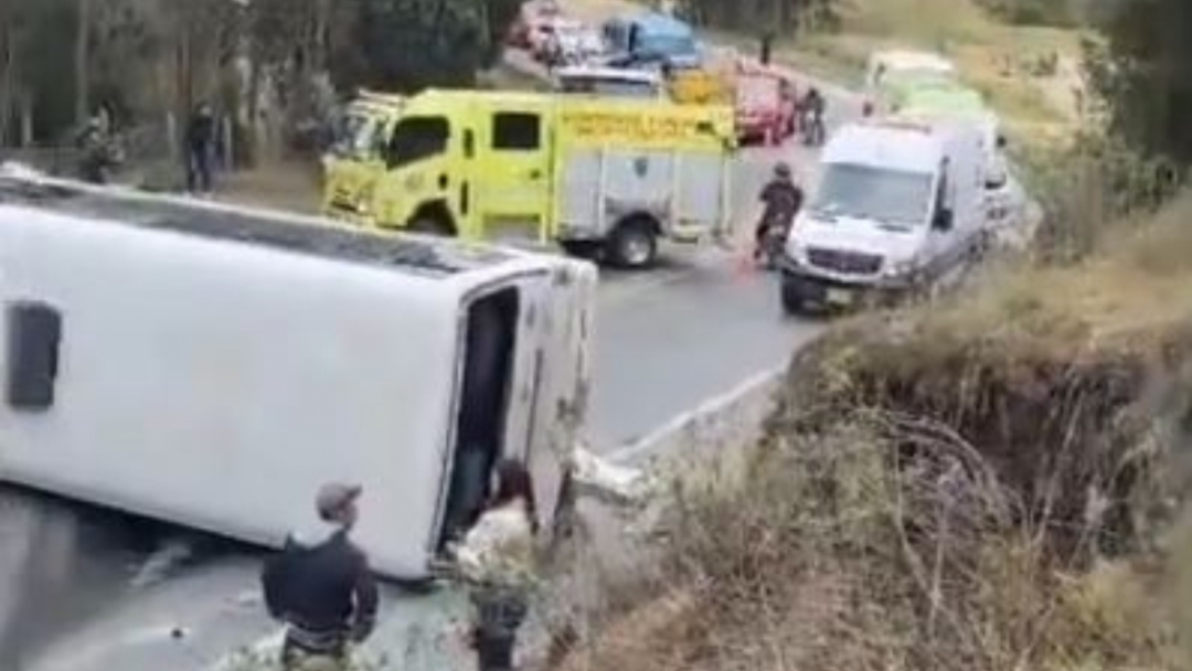 Bus se vuelca en vía Tunja–Villa de Leyva y deja varios heridos