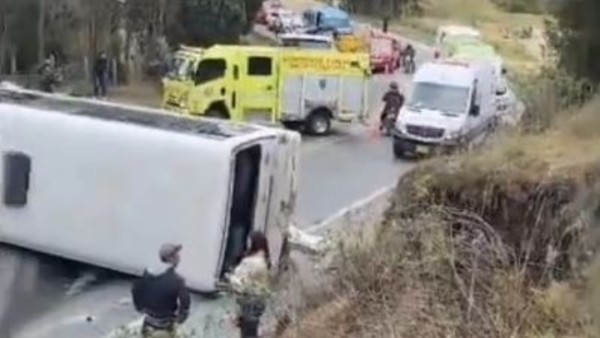 Bus se vuelca en vía Tunja–Villa de Leyva y deja varios heridos