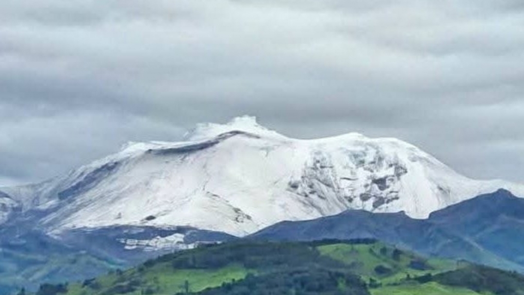 Volcán Puracé amanece cubierto de nieve y deja imágenes sorprendentes