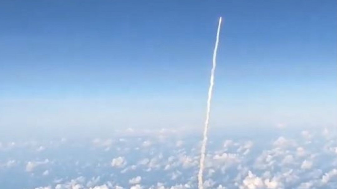 Pasajeros captan desde el aire el lanzamiento de Artemis II de la NASA