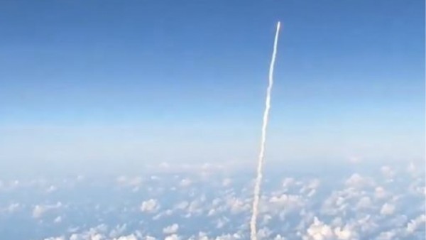 Pasajeros captan desde el aire el lanzamiento de Artemis II de la NASA