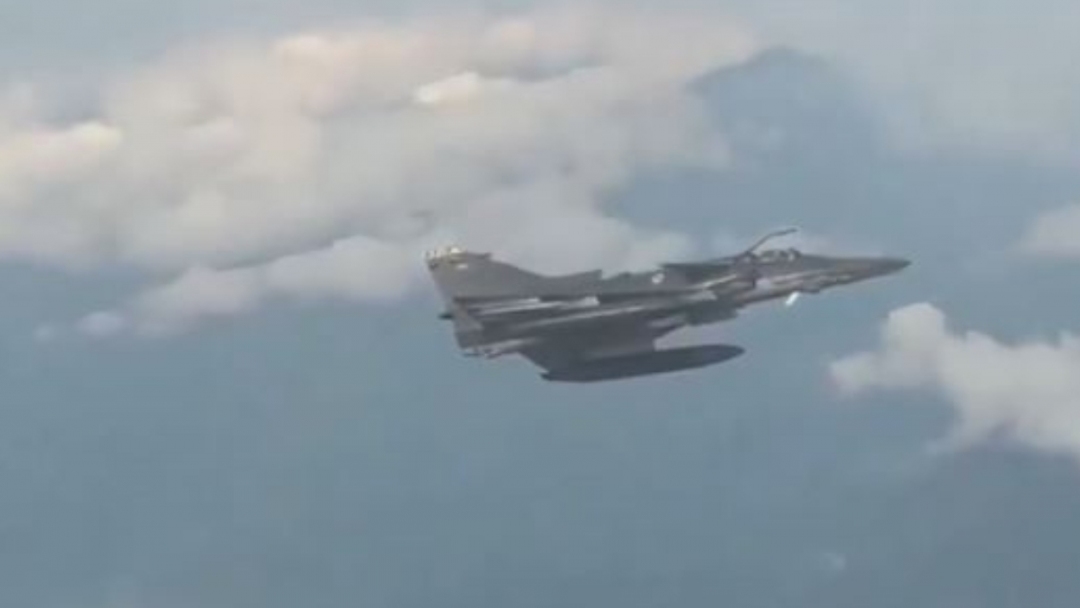 Avión militar se acerca a vuelo comercial para saludar a pasajeros en Colombia