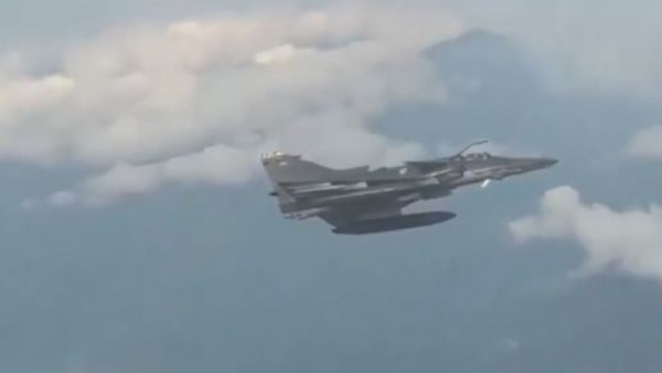 Avión militar se acerca a vuelo comercial para saludar a pasajeros en Colombia