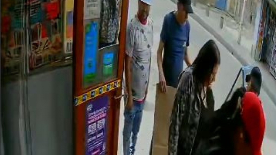 Nueva modalidad de robo en Bogotá: engañan a empleada para vaciar negocio