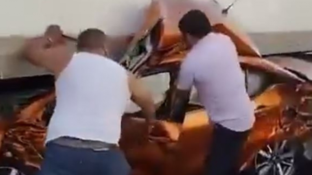 Imagen de Asombro por sobreviviente que salió caminando de un vehículo aplastado