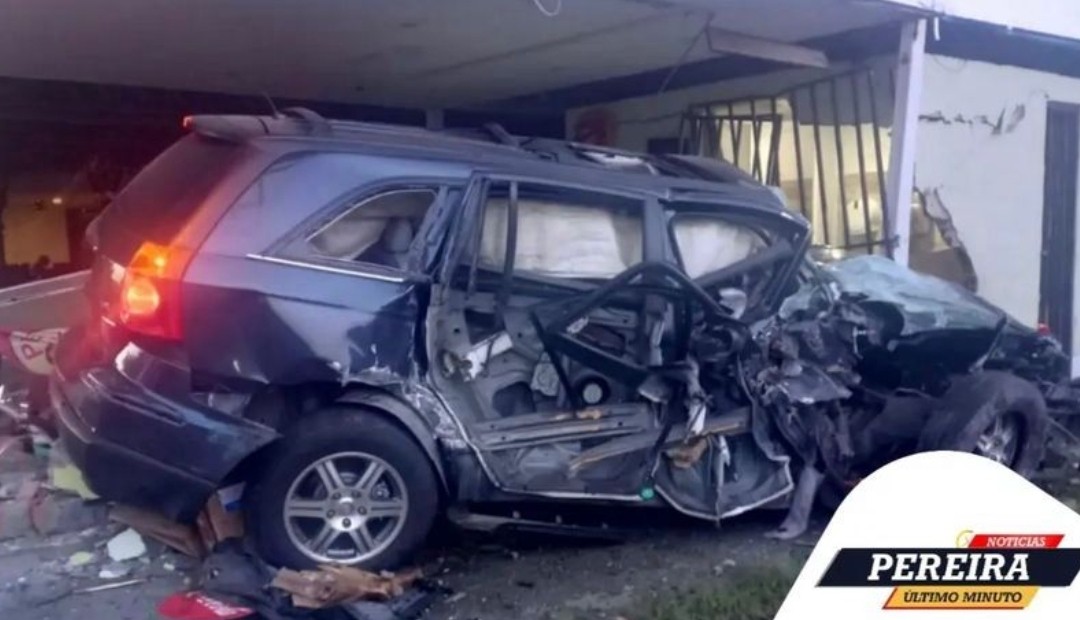 Joven de 19 años que se estrelló en una camioneta en Cerritos está grave en una clínica