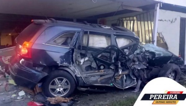 Joven de 19 años que se estrelló en una camioneta en Cerritos está grave en una clínica