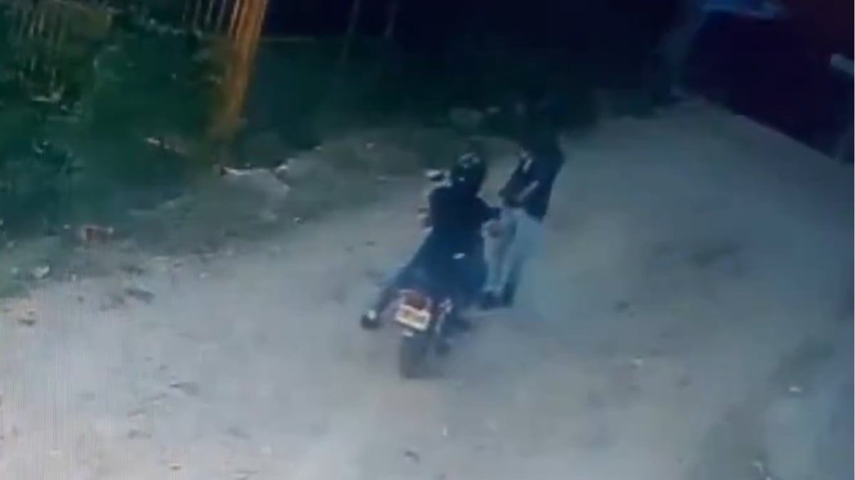 Mujer frustra el robo de su moto lanzando las llaves al techo de un local en Cúcuta