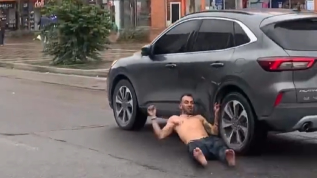 Video registra a habitante de calle colgado de un vehículo en plena vía de Bogotá