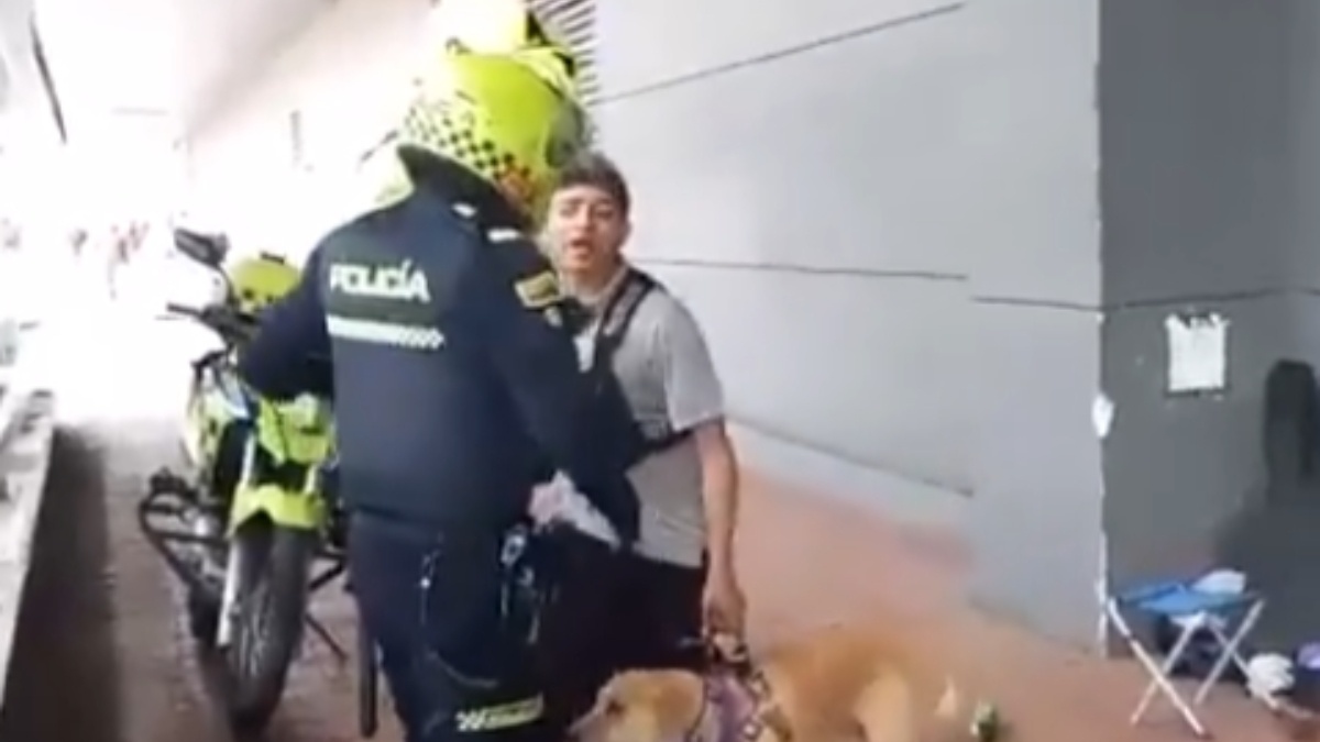Imagen de Intervención policial a músico callejero y su perro desata polémica en Bogotá