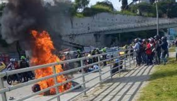 Fuertes disturbios en Bucaramanga por la muerte de un motociclista que trataba de evadir un retén de tránsito