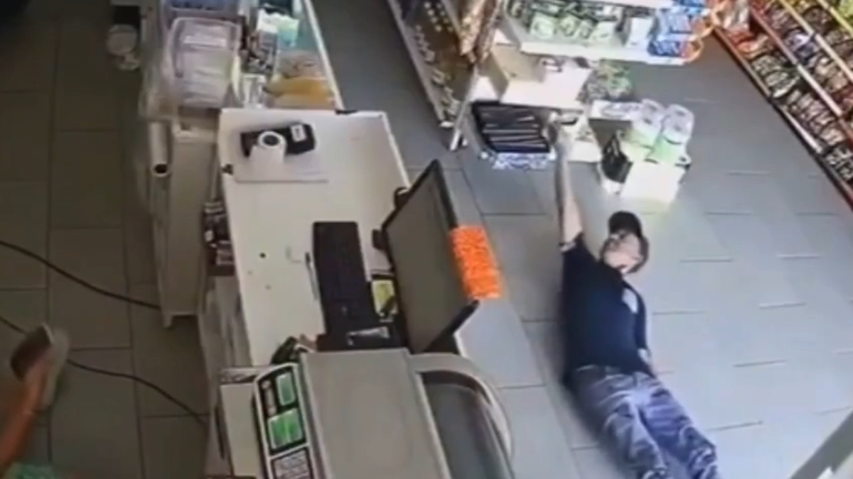 Cámara de seguridad graba la increíble destreza de un delincuente para no ser detectado