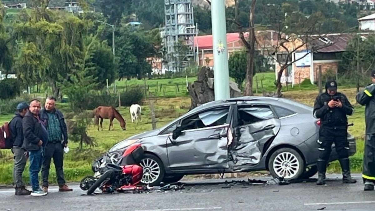 Siniestro vial en Tocancipá dejó dos personas heridas frente al Colegio El Industrial