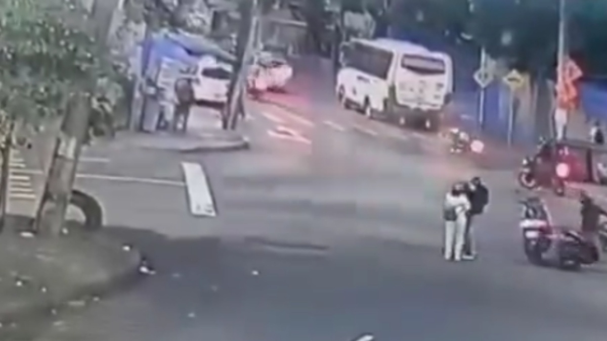 Violento atraco en Medellín: tres delincuentes golpean a una mujer para robarle su moto