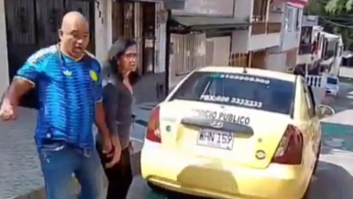 Taxista agredió a una mujer que le reclamó por transitar sobre una vía peatonal