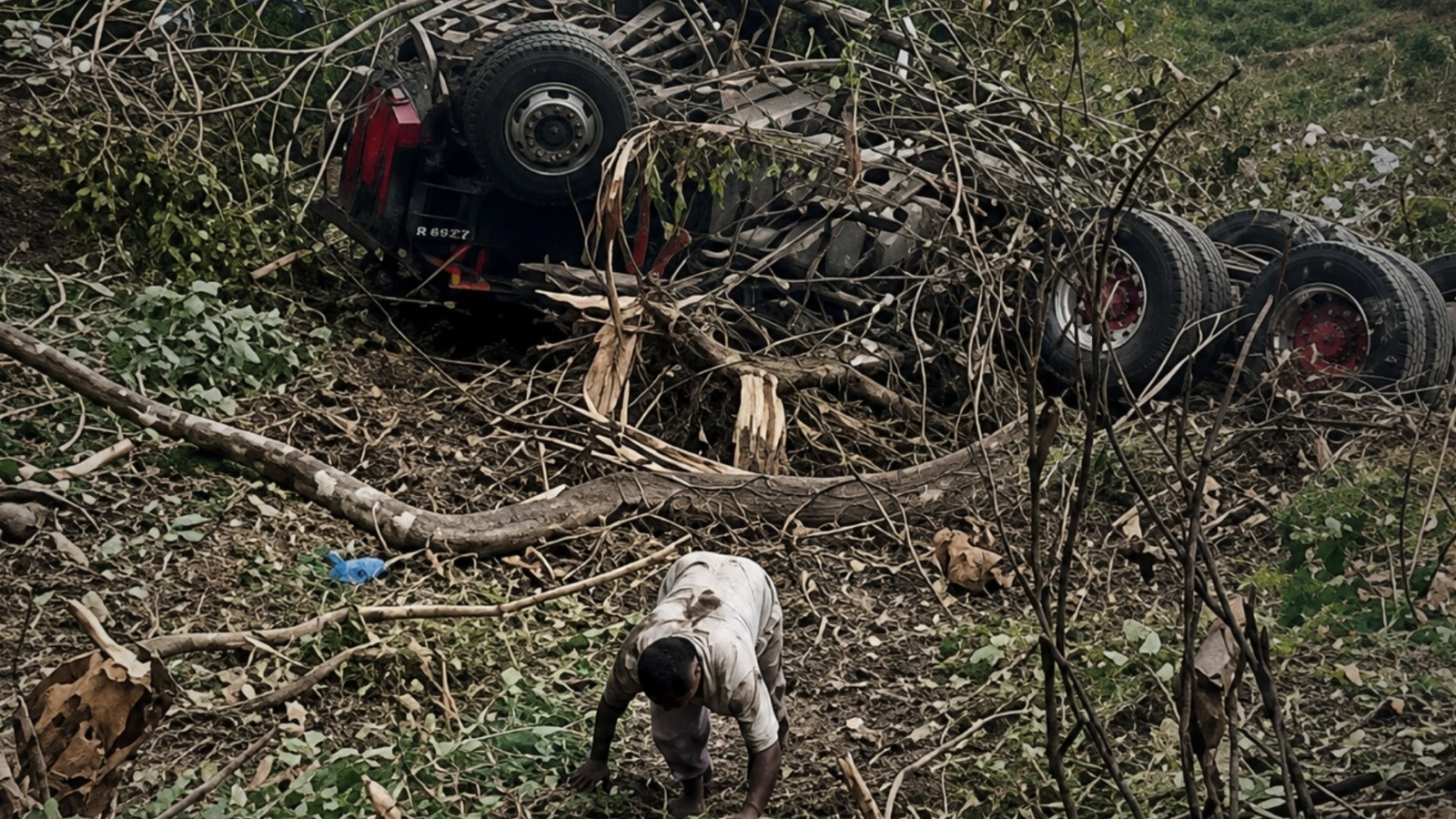 Imagen de Conductor de tractomula sale ileso tras caer a un abismo en la vía Pasto-Chachagüí