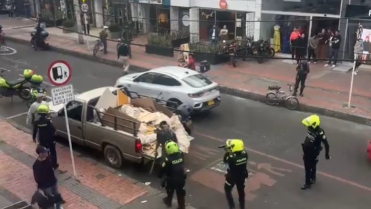Imagen de Con bolillo y palo: conductor y policía se enfrentaron a golpes en plena calle de Chapinero