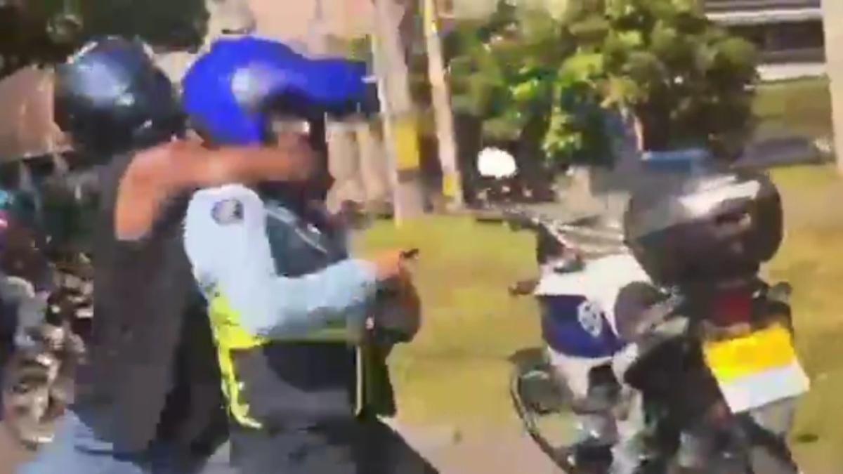 Imagen de Capturan a motociclista por agredir a un agente de tránsito durante un control vial en Medellín